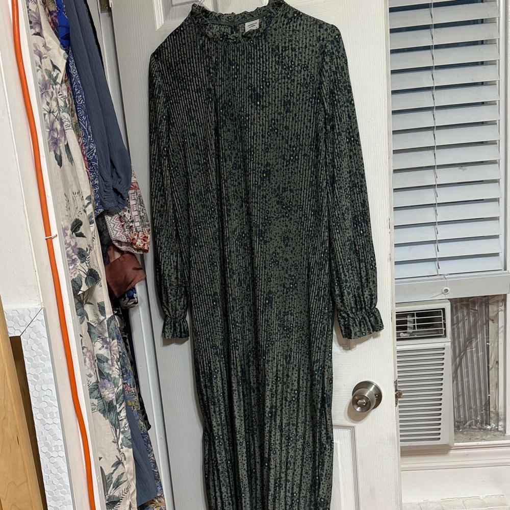 High-Neck Long Sleeve Pleated Midi Dress in Dark Green